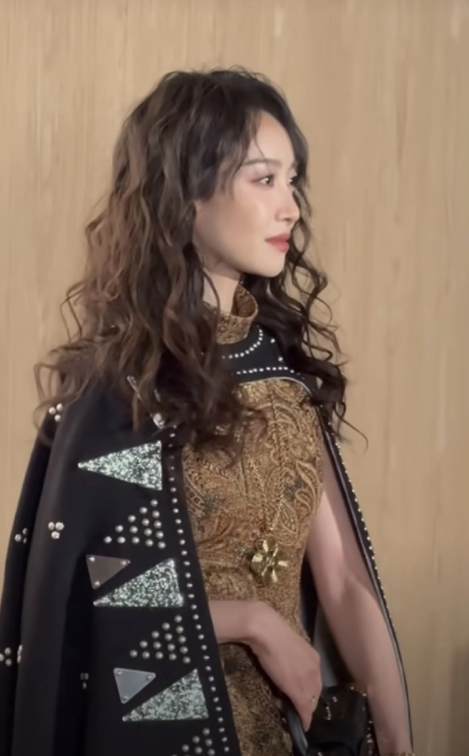 宋茜这次真是太尴尬了！

近日，宋茜盛装打扮出席某品牌的时装秀，只见她烫着羊毛卷