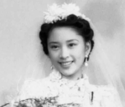 1966年，75岁的李宗仁迎娶了26岁的胡友松，大婚当晚，当李宗仁满心欢喜地走进