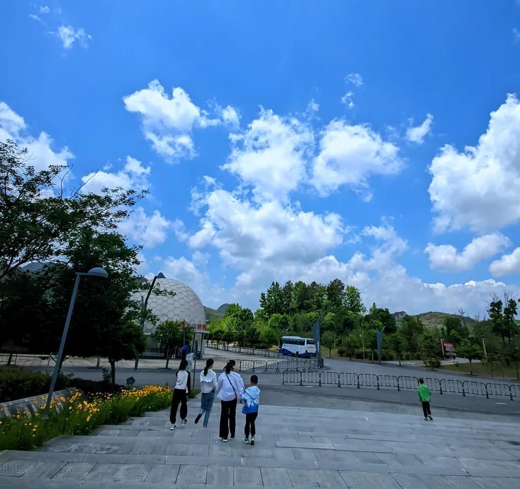 还记得上月母亲节的时候，不管是幼儿园还是中小学，老师就提前叫孩子们在学校准备好送
