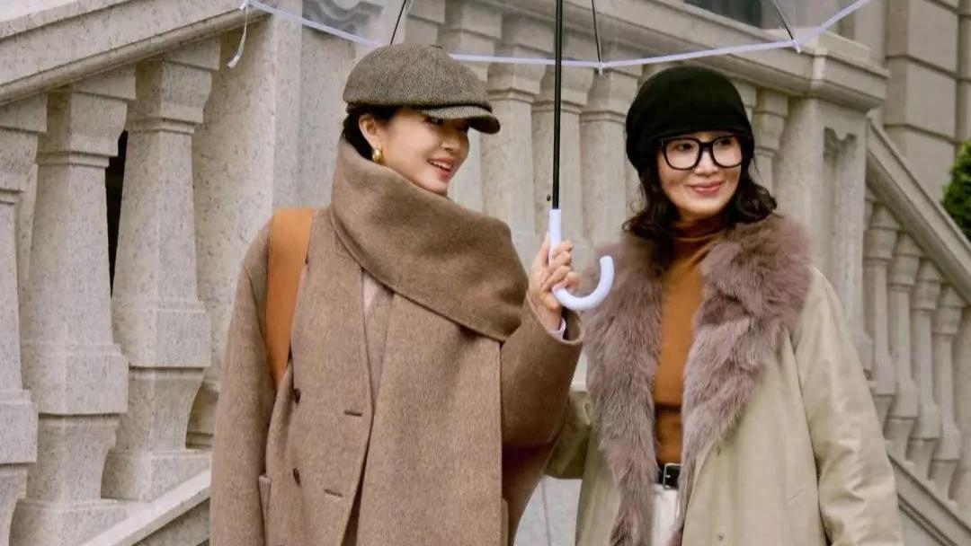 三木妈妈的打扮很合适中年女性：衣松裤宽、头戴帽，减龄又洋气