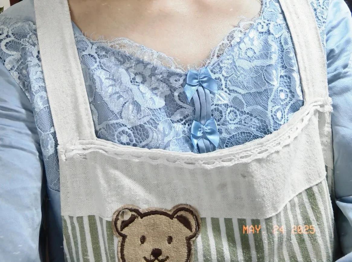 “浅浅喜静静爱，深深懂得淡淡释怀；看淡得失，珍惜拥有；在自己的世界里独善其身，在