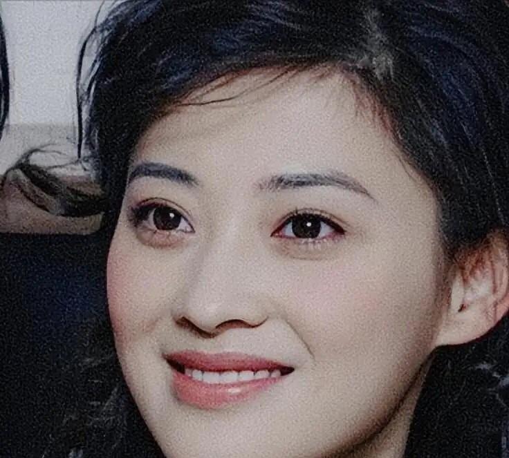 梅婷年轻时候还真是好看，属于温婉古典的美人，经久耐看 她的气质是与生俱来的，很多