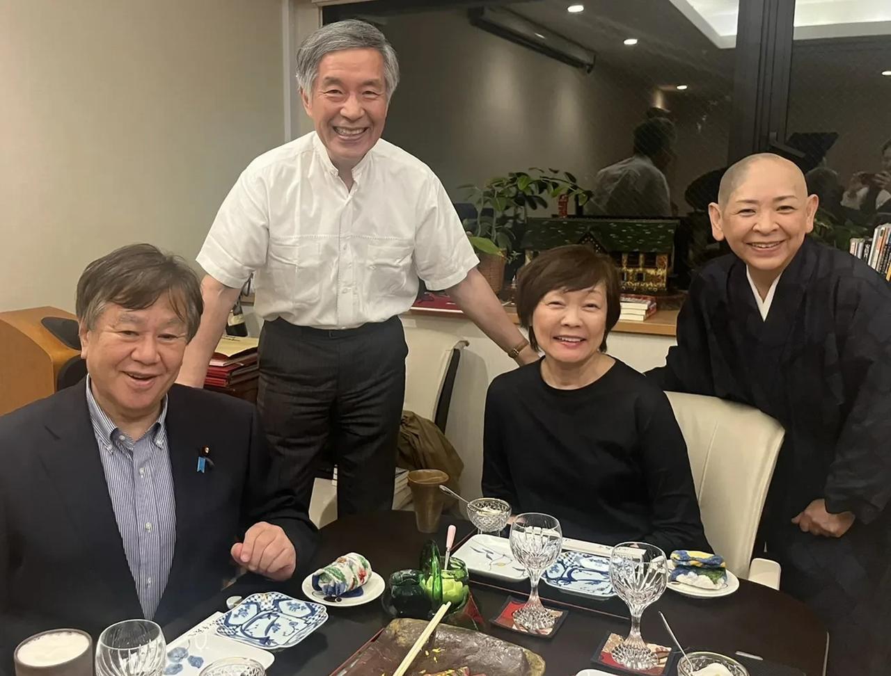刚从俄罗斯回日本的安倍夫人安倍昭惠和朋友聚餐