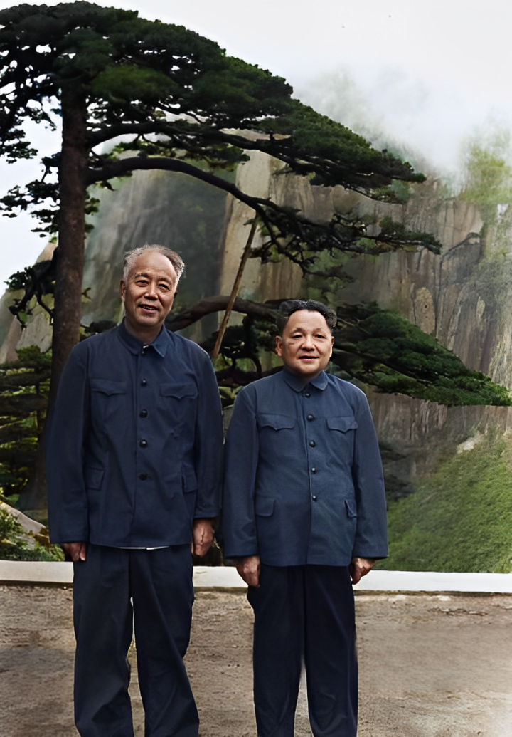 1979年夏，邓小平和万里在安徽黄山，迎客松前合影