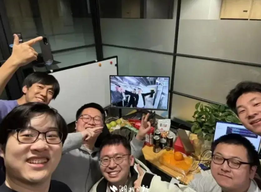 我发现了一个有意思的细节！

Manus团队和Deepseek团队

他们有5个