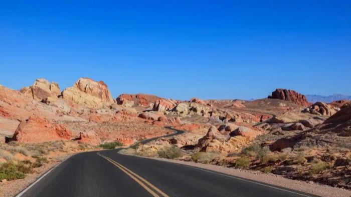 大学生扩招数量越多就越证明目前就业环境糟糕！怎么解决就业压力，可加大西部建设，吸引大学生去西部就业创