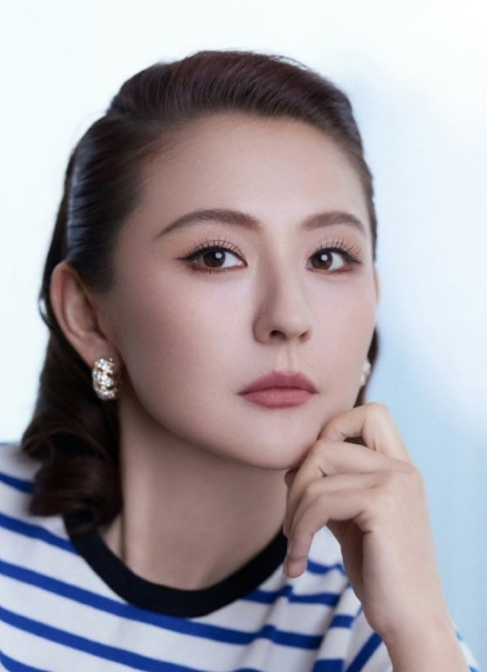 热依扎带5岁女儿散步，时间那么快，转眼娃就五岁了，姐生活里有种宝妈的松弛感。