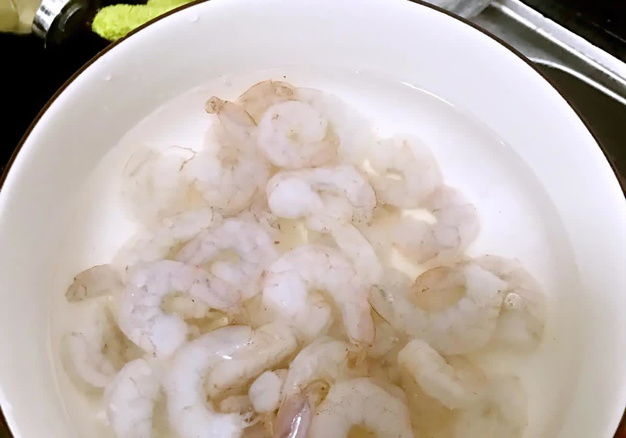 虾仁不要买成品。要想吃虾仁自己买了虾之后自己剥，吃着放心。
网上、商场里卖的什