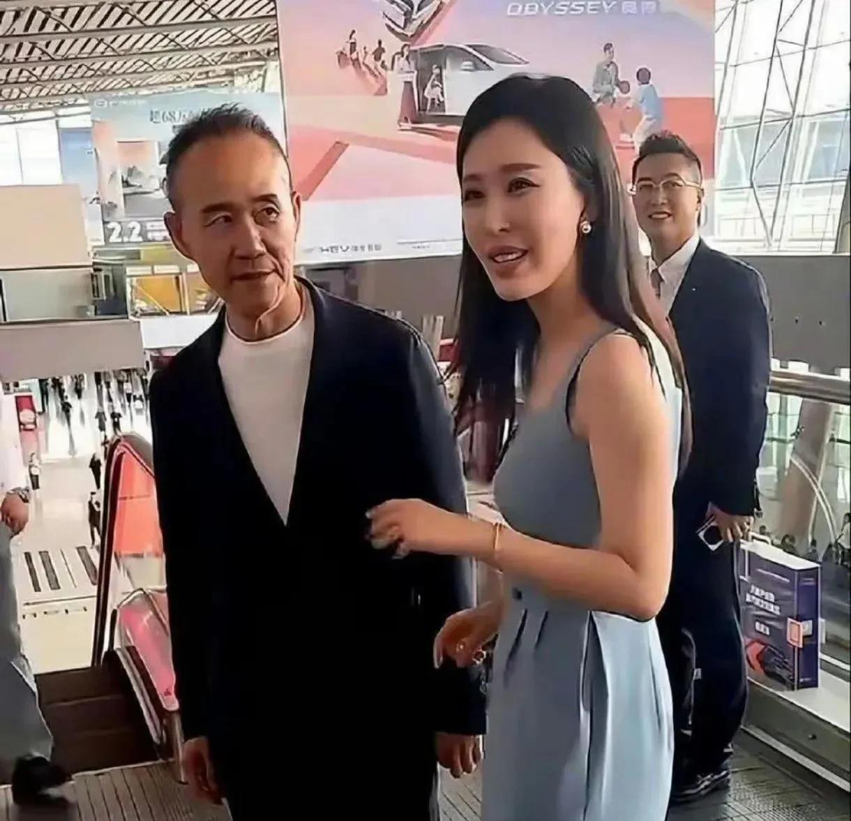 谁说王石后悔娶娇妻了？
看他老来得女幸福的模样。
妥妥的女儿奴。
70岁的王石天