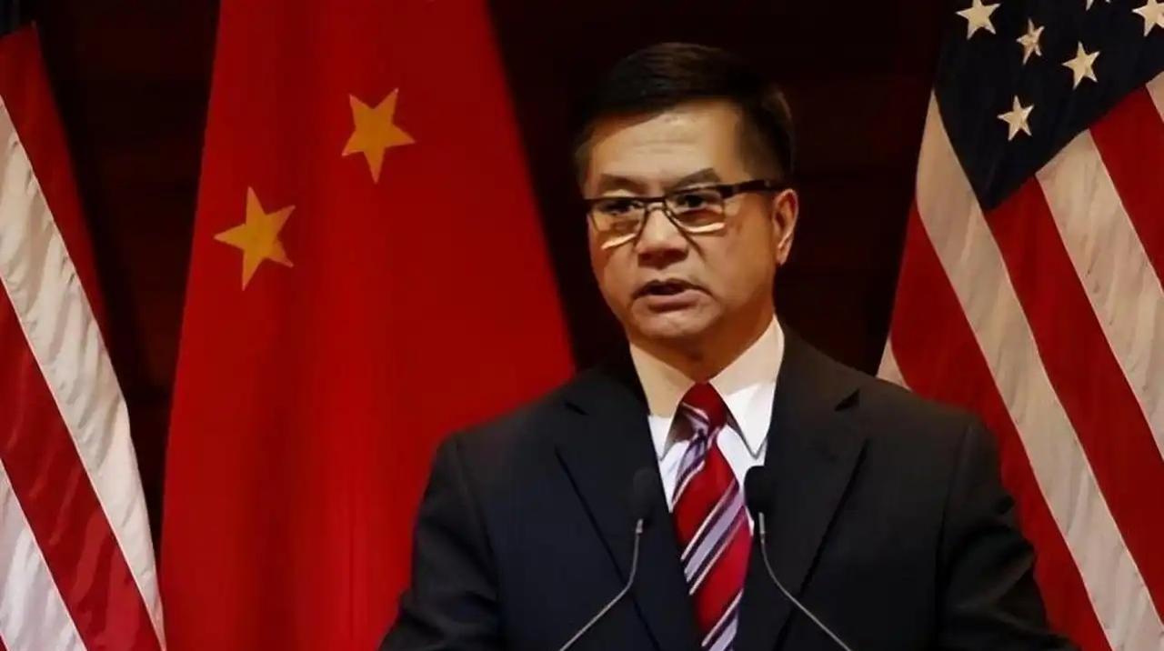 [月亮]骆家辉退休了，本想来东大继续捞金，没想到遭到网友们坚决反对，为什么？原来