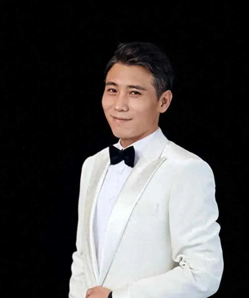 李乃文妻子竟是她











太令人震惊了！李乃文隐藏多年的妻子居然是