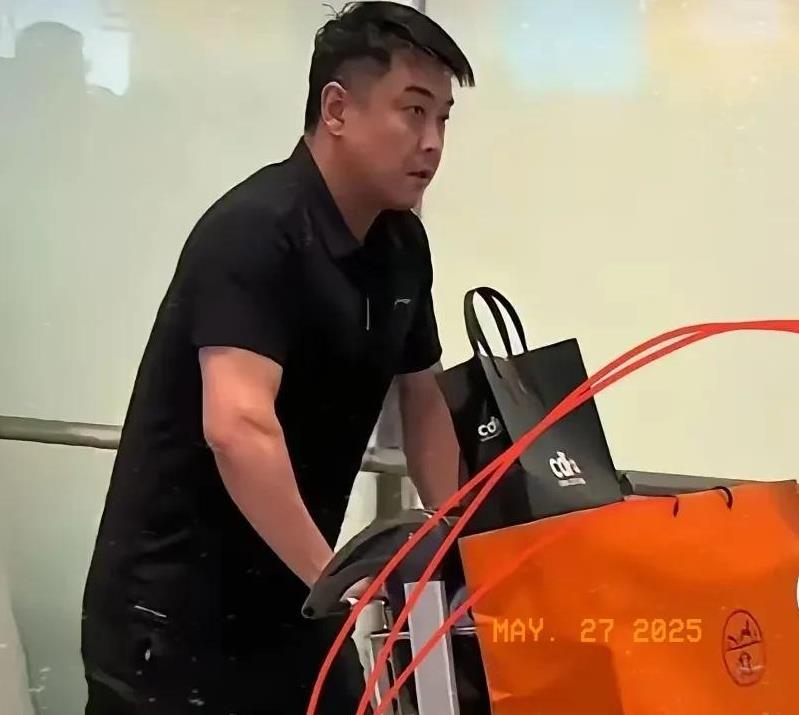 一觉醒来，
王皓传来了好消息！
不是徒弟王楚钦带酒回家显孝心，而是王皓自己的行李