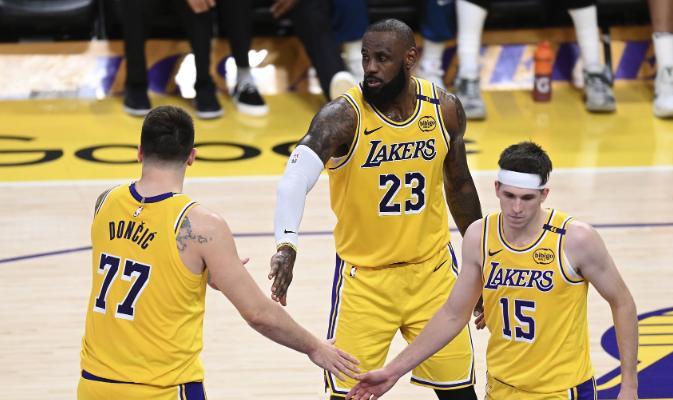 湖人的阵容太好了。东契奇，勒布朗。还有刚刚跻身联盟顶级后卫的里夫斯，中锋状元艾顿