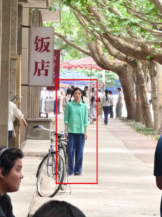 果然女明星还是得看路人视角！路透中的刘浩存漂亮的好直观，完全是小说女主的存在。 