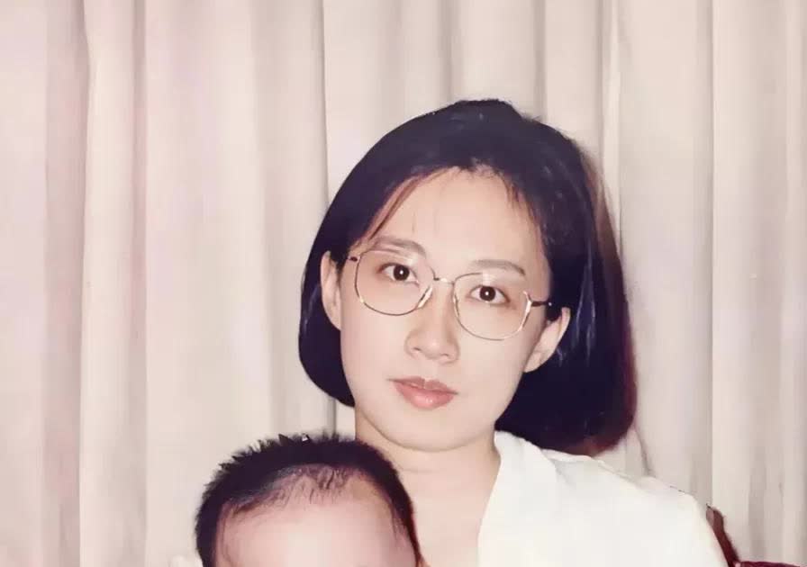 90年代，李敖妻子王小屯抱着儿子李戡，青春美丽，婀娜多姿，幸福母子，合影留念，美