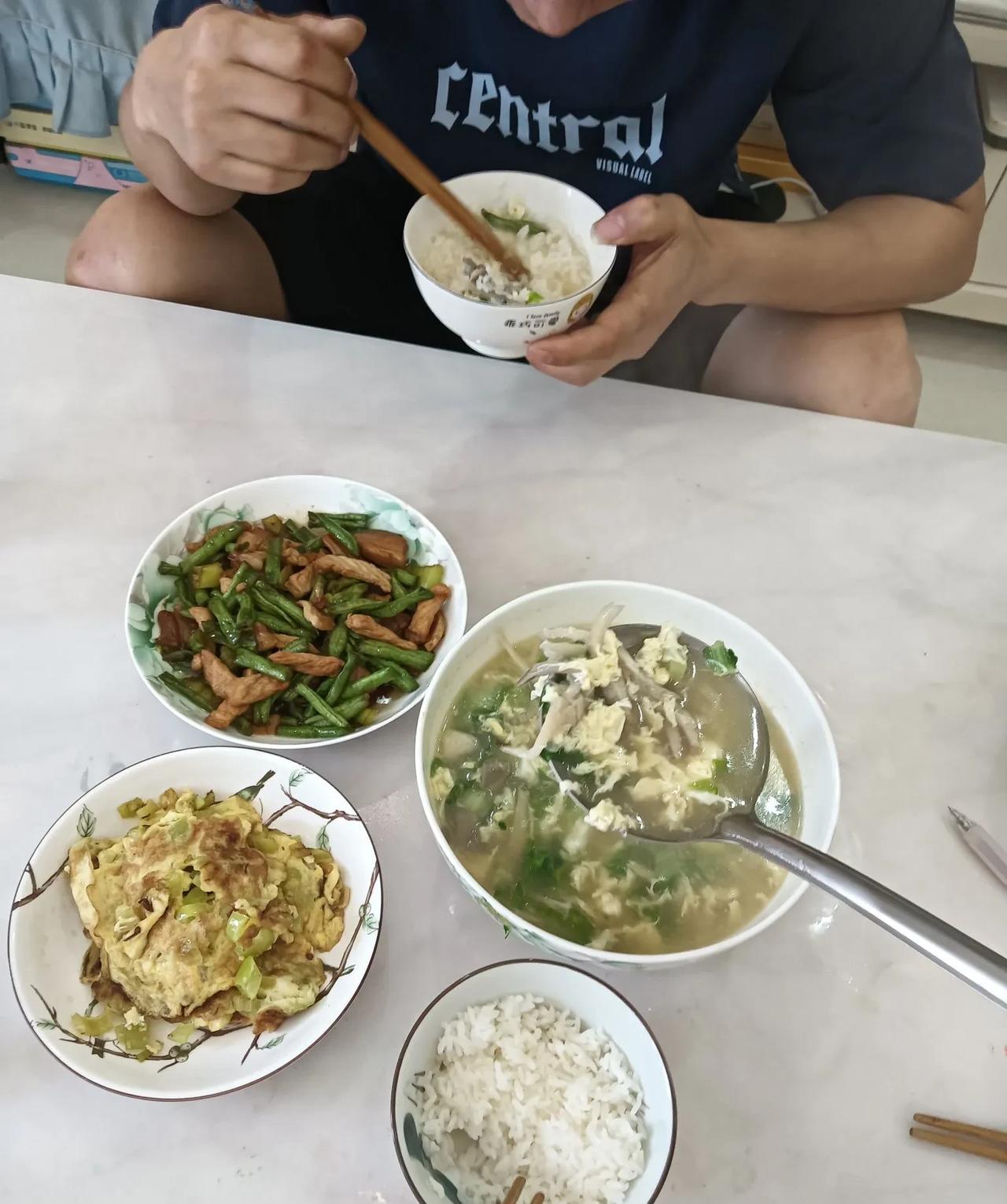 晚上做了两菜一汤，肯定又有很多人说我的厨艺不好了，其实相对于我中午的饭菜来看这已