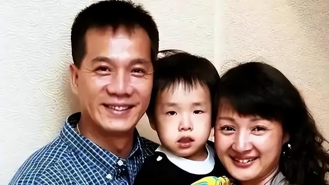 突发65岁老戏骨死在家中多日，曾拿刀逼走妻儿，街头卖饼求生