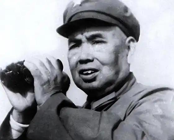 1945年，罗荣桓奉命率部开赴东北地区。 临登船前，他询问留守山东的许世友有何打