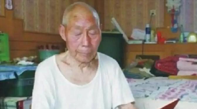 1949年，金门战役中，我军登岛的9000名将士全军覆没，不是牺牲就是被俘，10