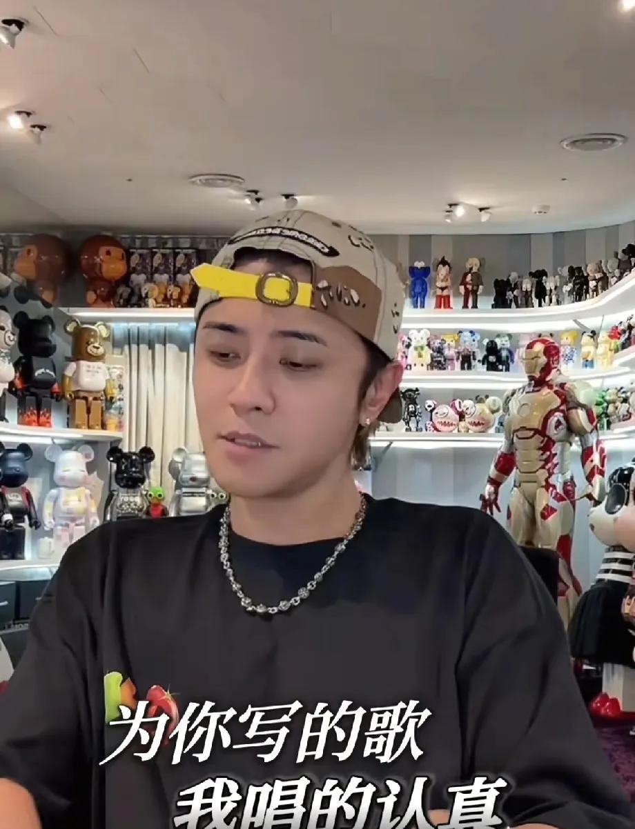 罗志祥直播唱歌，不用唱歌，长相已经是顶流了。偏偏还是亚洲舞王 。
    不过黑