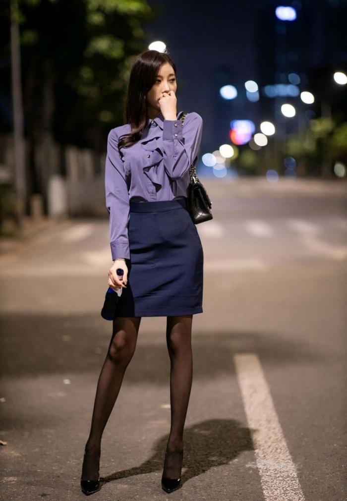 杨晨晨夜幕街头，紧身职业装配黑丝，演绎女人味