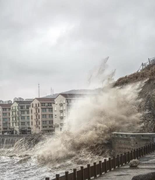 要是大海啸真来了，哪三个国家最可能先“失联”？

海啸相当于一堵超级高的水墙