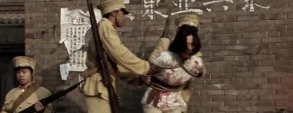 抗战时，一位女八路受尽了日军的酷刑，眼看就要不行了，汉奸却上前给了她一巴掌。她咬