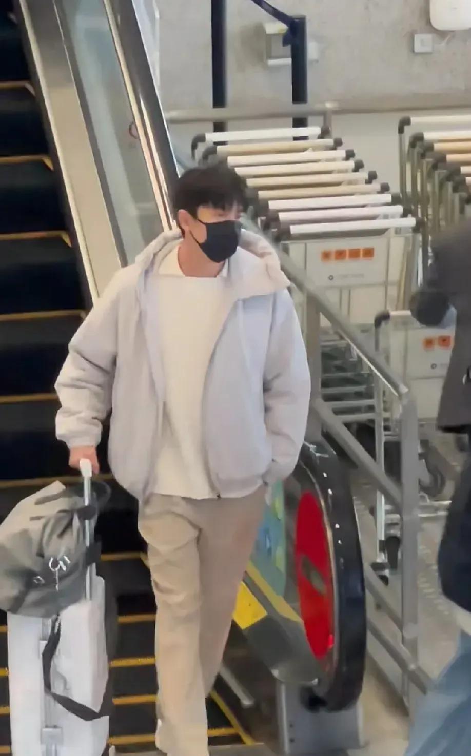 哎呀呀，这小子不是大新吗？没有行程就这样一个人水灵灵出现在了机场。
   穿着休