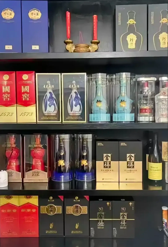 昨天去同学家做客，一进屋，酒柜里国窖 1573、舍得等名酒满满当当，妥妥爱酒人士