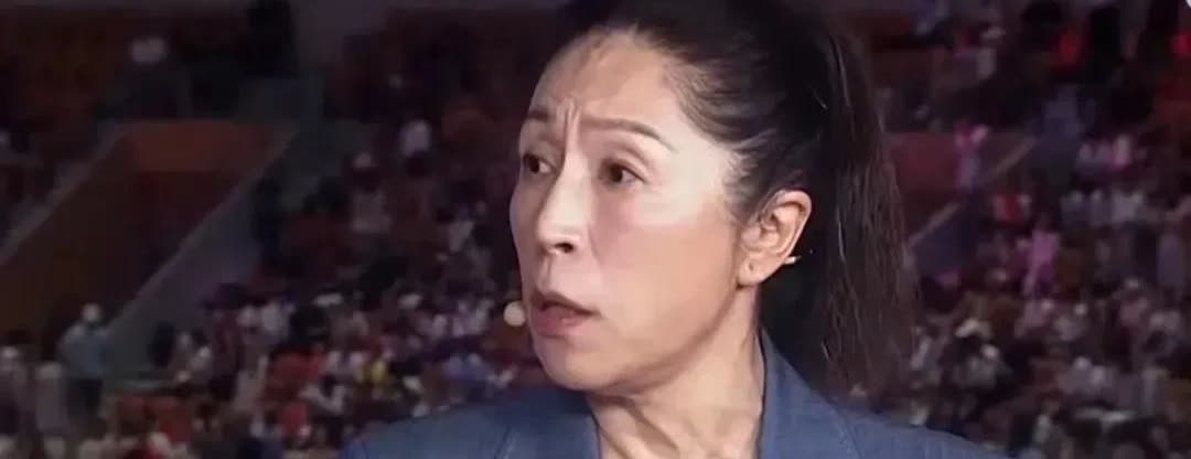 郑薇为宫鲁鸣支招！
中国女篮在主场意外输给日本女篮后，前主教练郑薇在解说比赛指