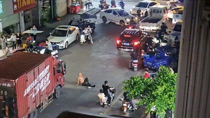 出门遇到疯子也是一种倒霉啊！[惊呆]