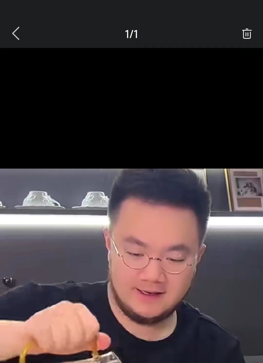 同父异母弟弟英如镝突然跳出来膈应人："哥哥可能不想要我"，这话酸得能腌黄瓜。
