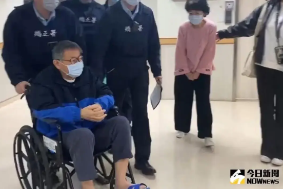 眼看柯文哲起高楼！眼看他楼塌了！
遥想2014年柯文哲偏绿无党籍赢得台北市长选举