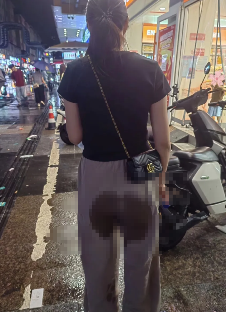 马上要见客户了，从小毛驴下来裤子湿了，待会别人问我要怎么狡辩？