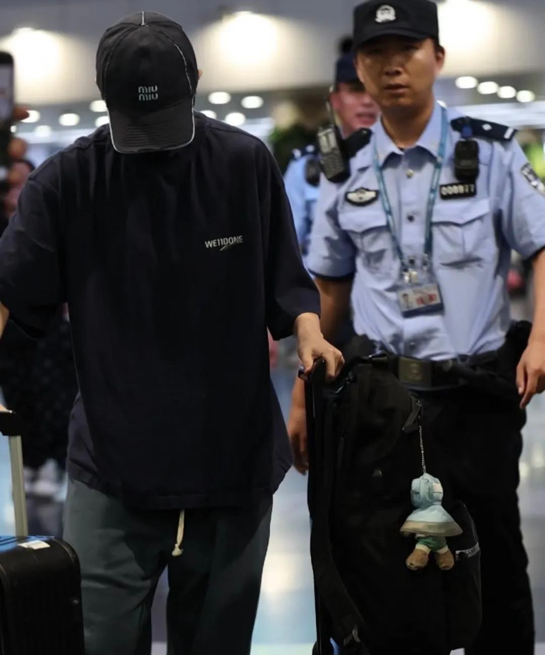 王曼昱北京飞乌鲁木齐，顺利到达！
没想到飞乌鲁木齐要这么久，很多粉丝都在等曼昱平