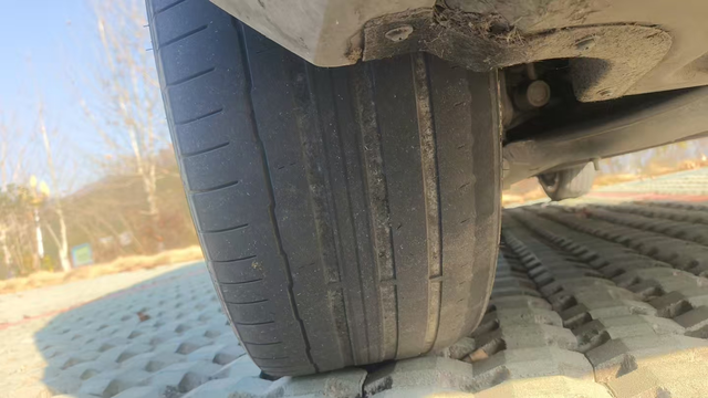 磨胎问题依旧是质量问题还是售后问题
因啃胎问题在4儿子店把后轮两条轮胎全部换了（