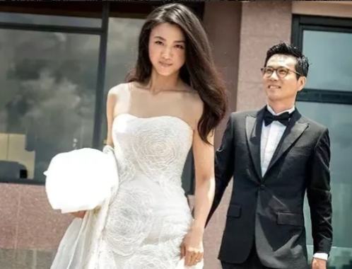 2014年，汤唯嫁给韩国导演金泰勇，他大手笔花了13.5亿买了一块480平的地皮