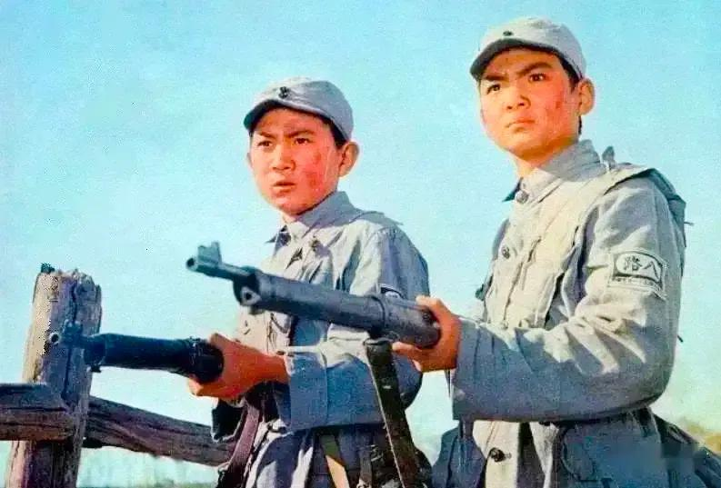 1943年，14岁的小八路被捕。日军对他严刑拷打，逼问我军作战计划。哪料，天空突