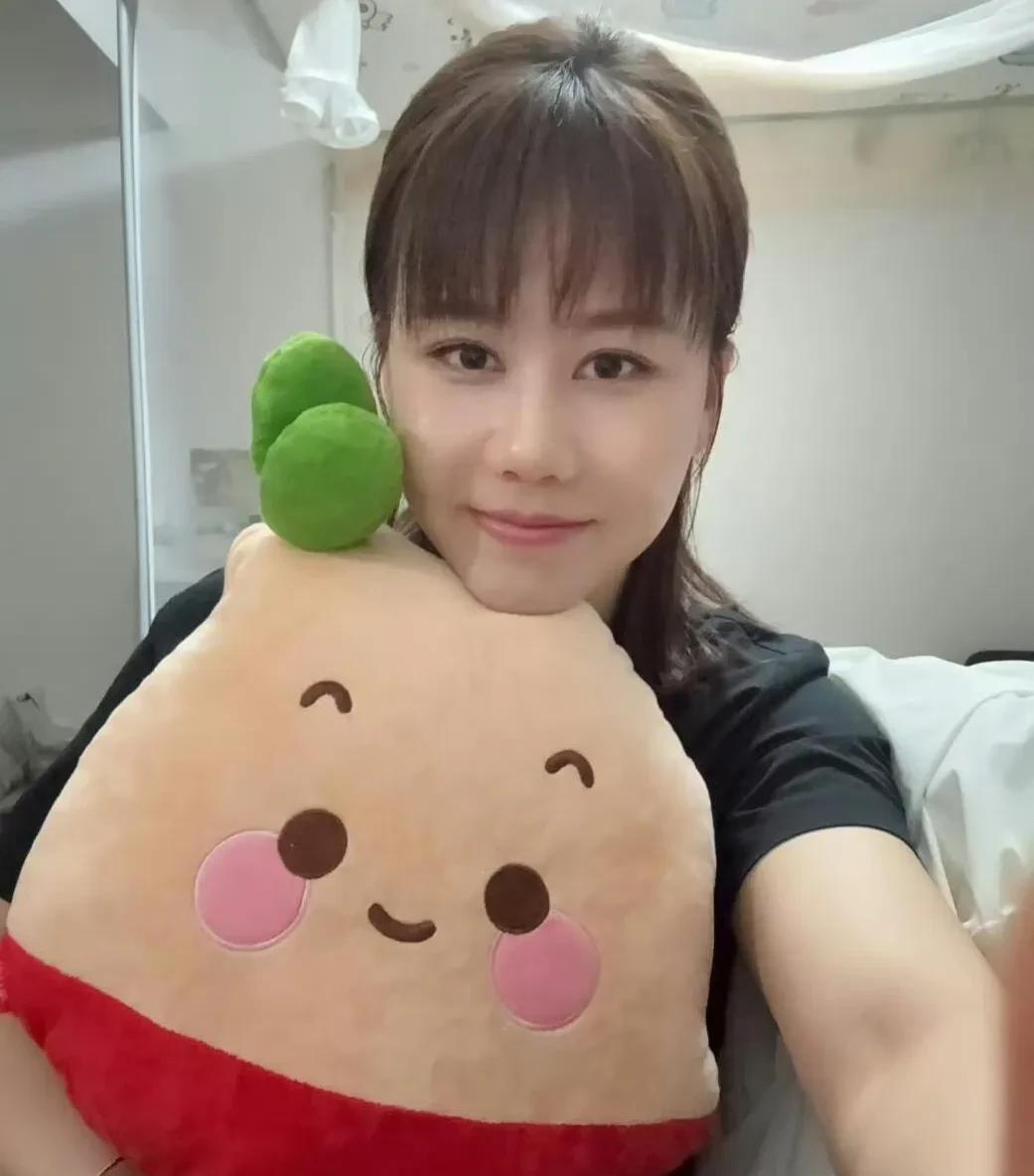 化妆后的陈幸同，很少见到吧。
那就赶紧欣赏欣赏吧！
说一个关于陈幸同的小故事。2