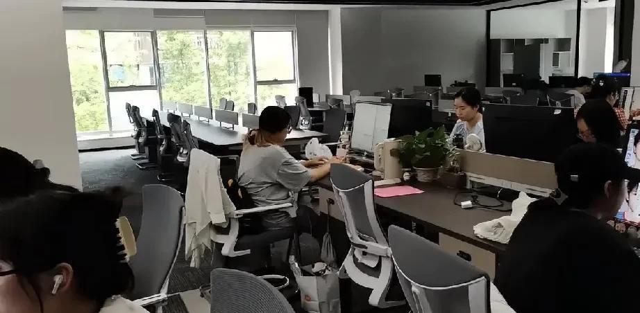 公司有个客户，总是喜欢在下班后或者休息日问各种问题，提各种需求。而一旦这个客户问