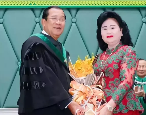 洪森亲王的三儿子洪玛尼副首相搂着两个女人，是他的姐姐洪玛娜和妹妹洪玛丽