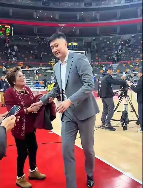 为什么杜锋能够稳坐广东男篮主帅？个人认为有三个原因:
1.杜锋能给广东队带来商业