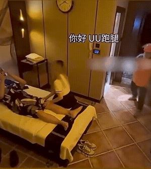 男子足浴店里按摩放松，时间估计很长，他的妻子看了手机定位，找了个跑腿的上来提醒，