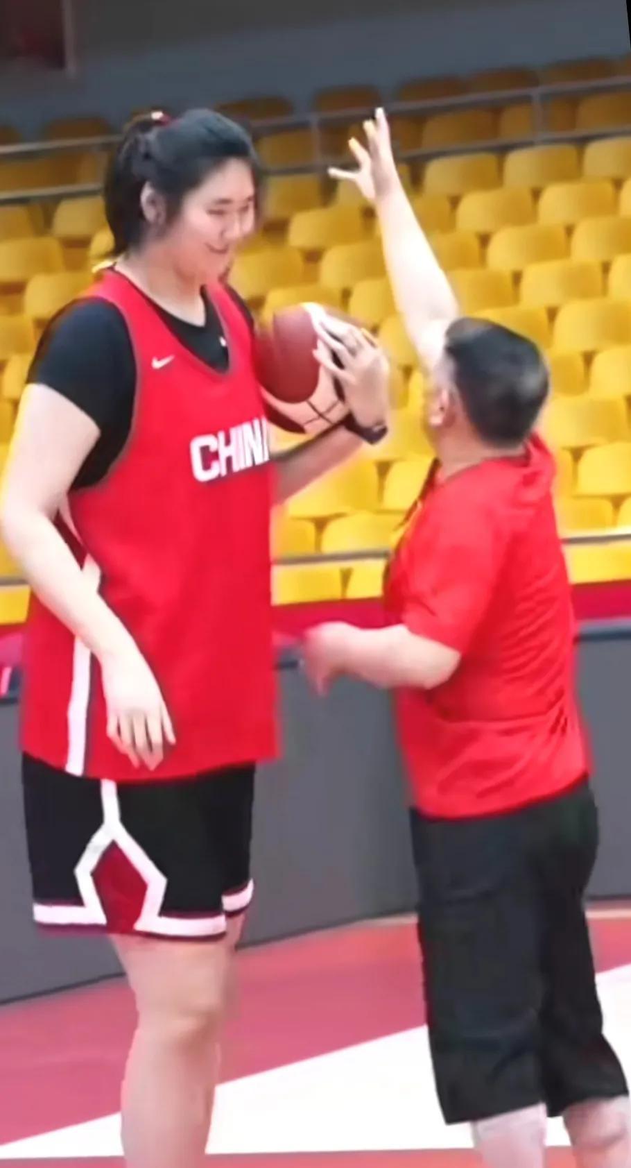 中国出了个张子宇，身高2，26米，能跑，能打，是中国女篮的福气，也是教练宫鲁鸣的