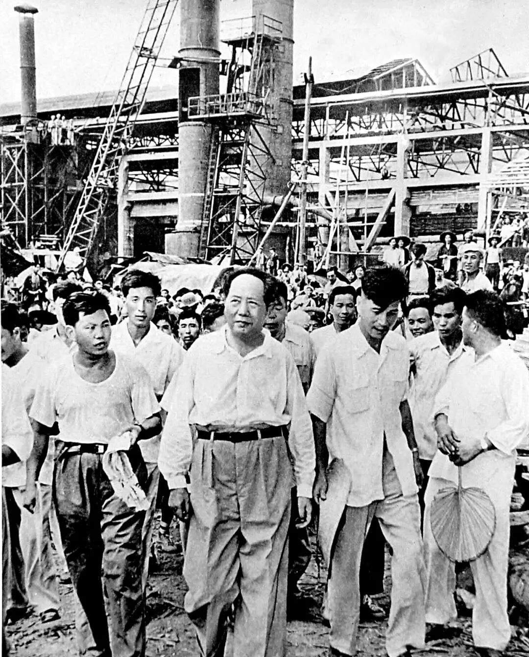 1958年9月，是新中国成立第9个年头，毛泽东主席迫切希望中国成为工业强国。
毛