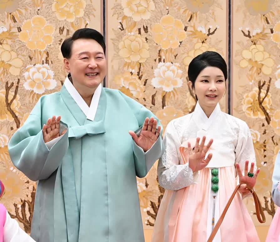 太尴尬了！韩国国民大学不仅撤销了前总统尹锡悦老婆金建希的博士学位，而且在21号同