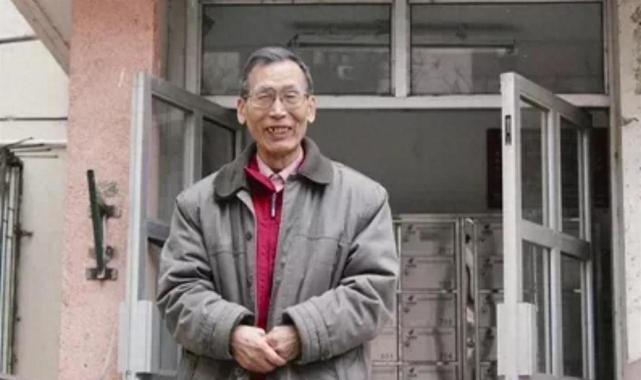 中国最孤独的大使：一个人带着一条狗坚守三年，改善生活靠挖野菜他一个人去了一个连菜