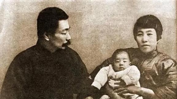 1929年，鲁迅避孕失败，儿子出生了。一直想丁克的他，看到儿子第一眼，忍不住撇嘴