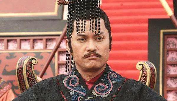 赵王刘恢与王后吵架，满腔怒火闯进美人房，结果场面比被泼冷水还凉。
美人趴地不动，