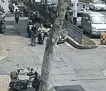 骑自行车的女子逼倒电动车，扶起电动车后离开现场，是否属于逃逸？
一条非机动车道的